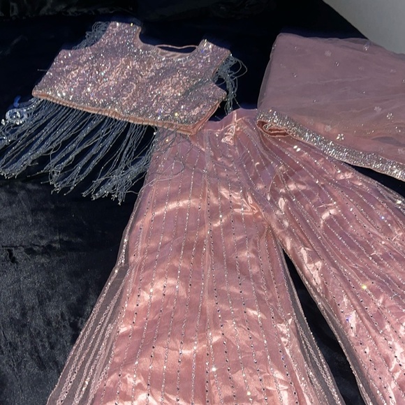 Sparkly light, pink shirt and wide pants - Picture 3 of 7